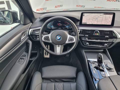 2022 BMW Serija 5 M Sport — sličica 17