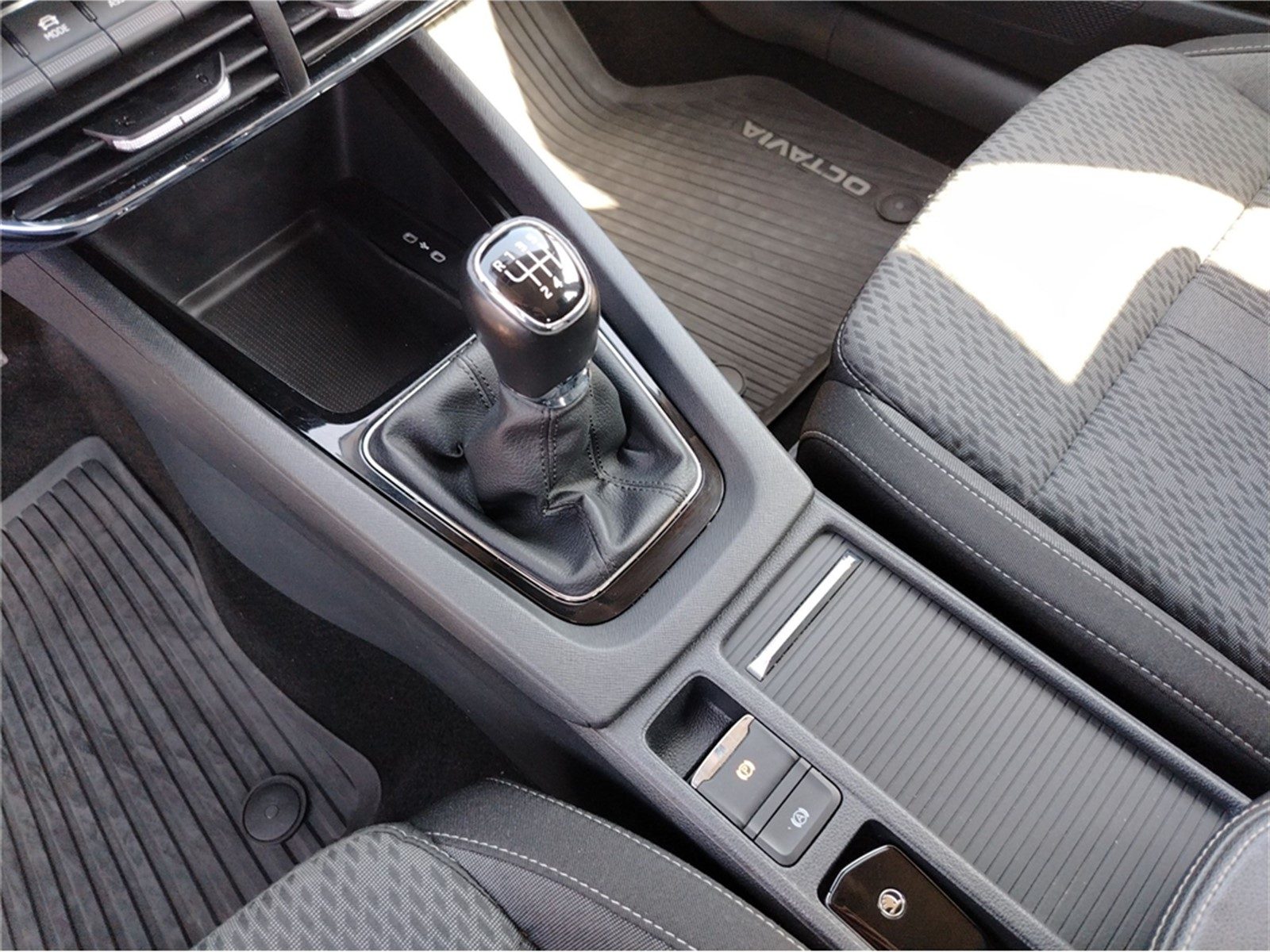 2022 Škoda Octavia — fotografija 13