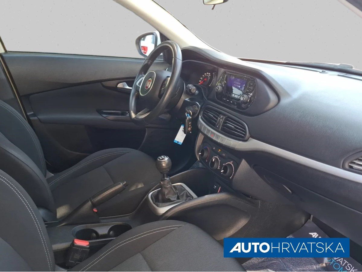 2017 Fiat Tipo — fotografija 16