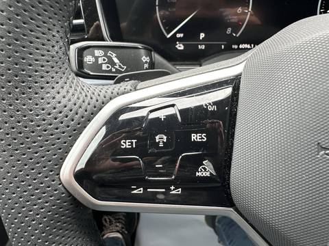 2024 Volkswagen Touareg — sličica 25