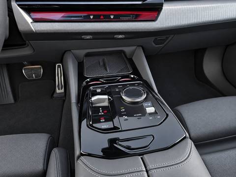 2025 BMW Serija 5 M Sport — sličica 18