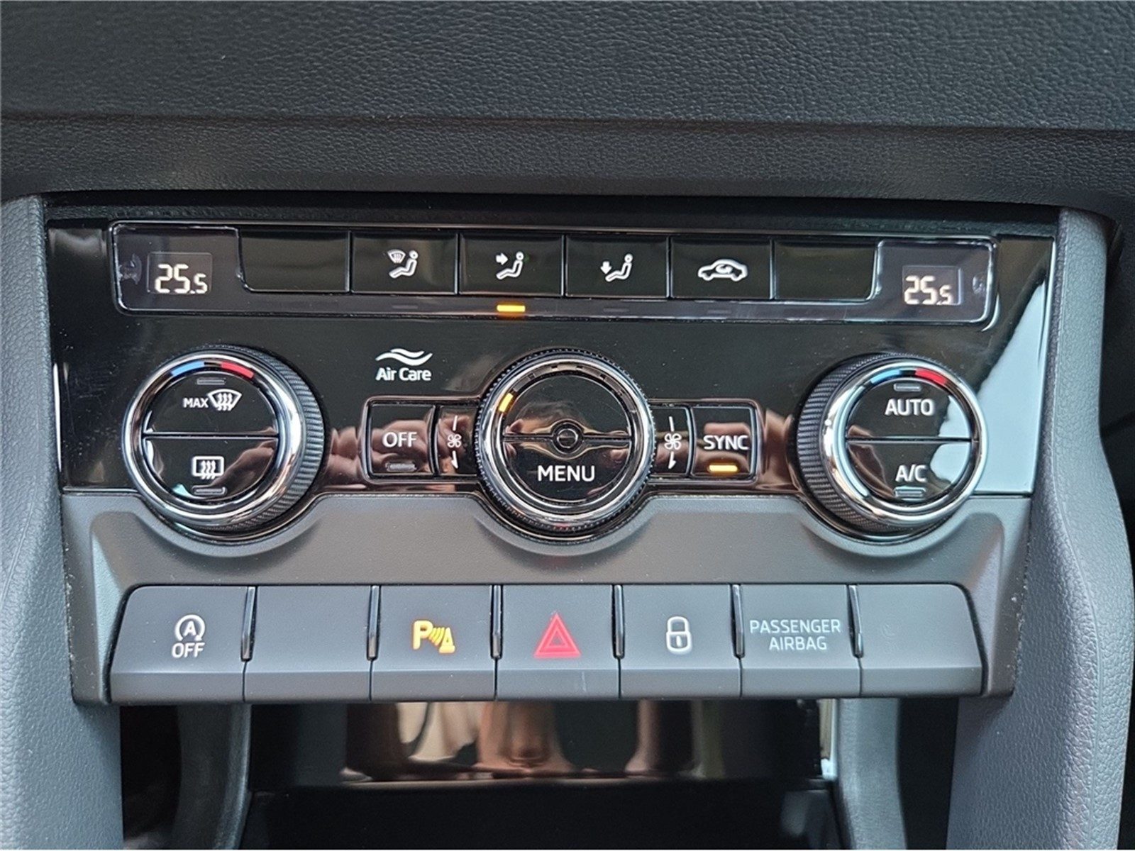 2023 Škoda Karoq — fotografija 15