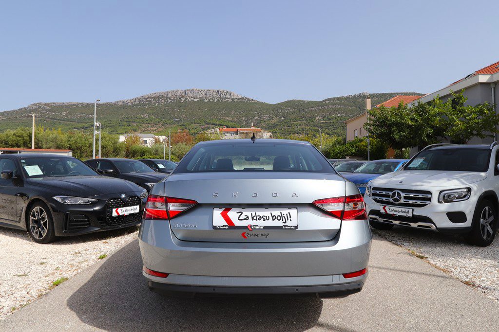 2021 Škoda Superb — fotografija 20