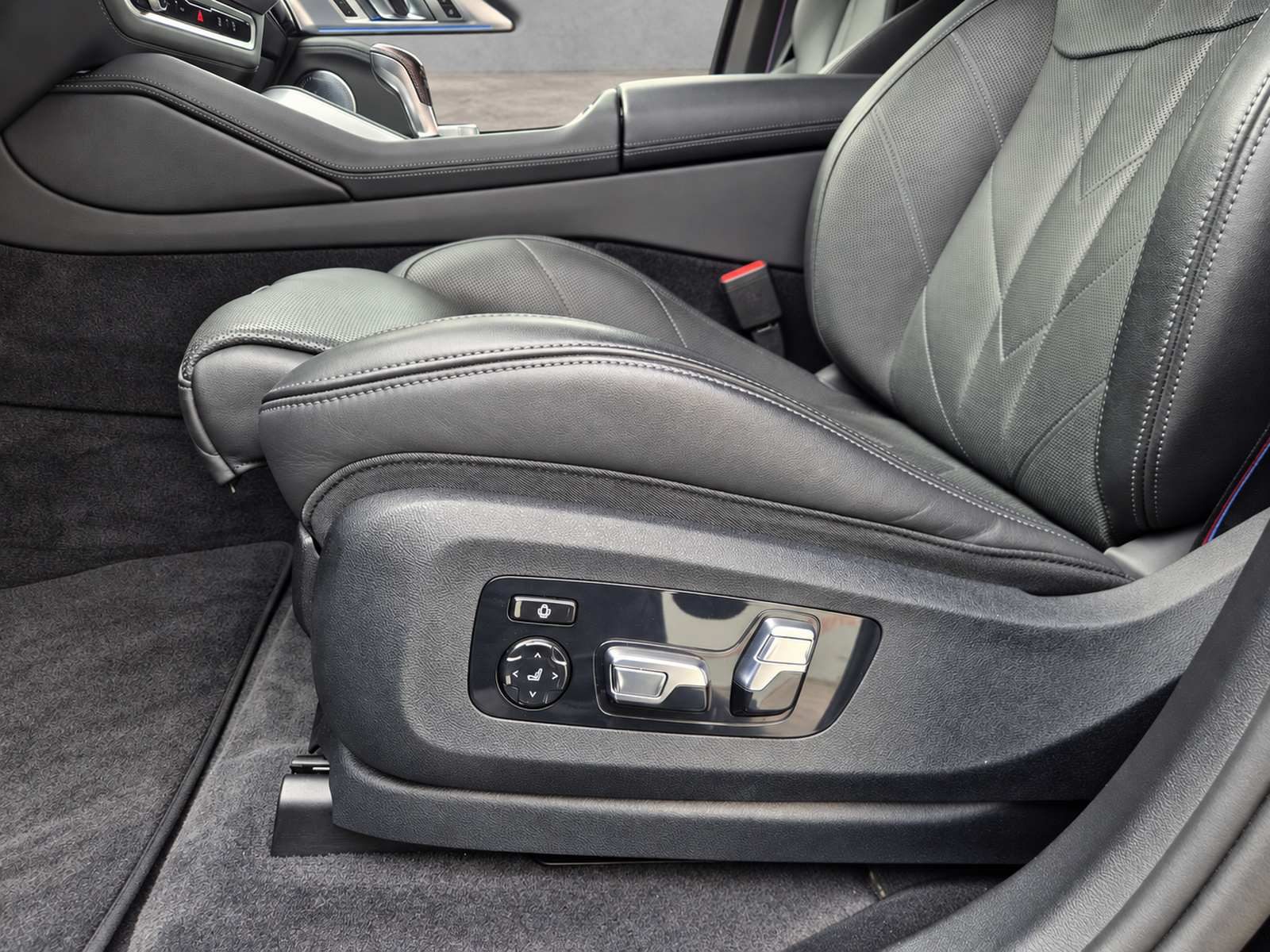 2023 BMW X7 — fotografija 22