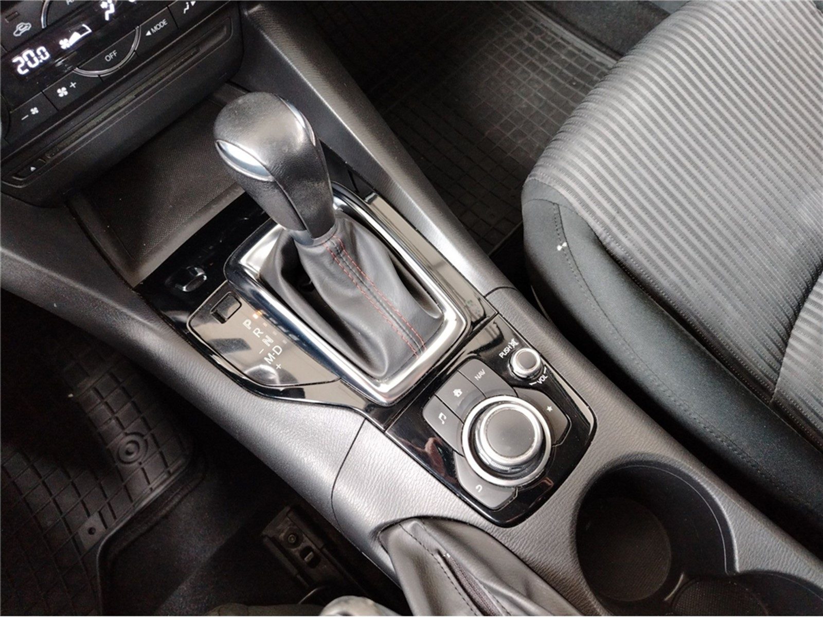 2015 Mazda MAZDA3 — fotografija 13