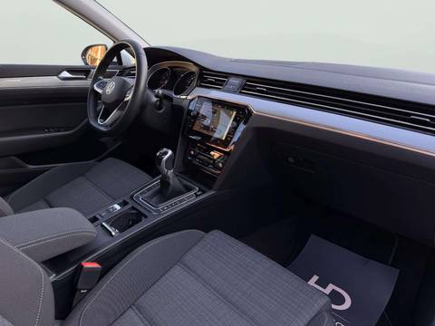 2022 Volkswagen Passat — sličica 10