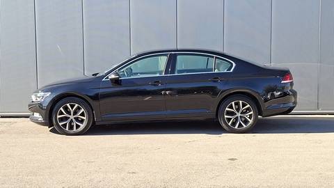 2019 Volkswagen Passat — sličica 2