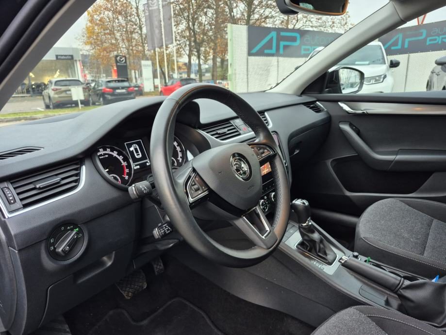2020 Škoda Octavia Combi — fotografija 12