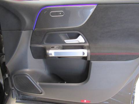 2025 Mercedes-Benz GLB — sličica 11