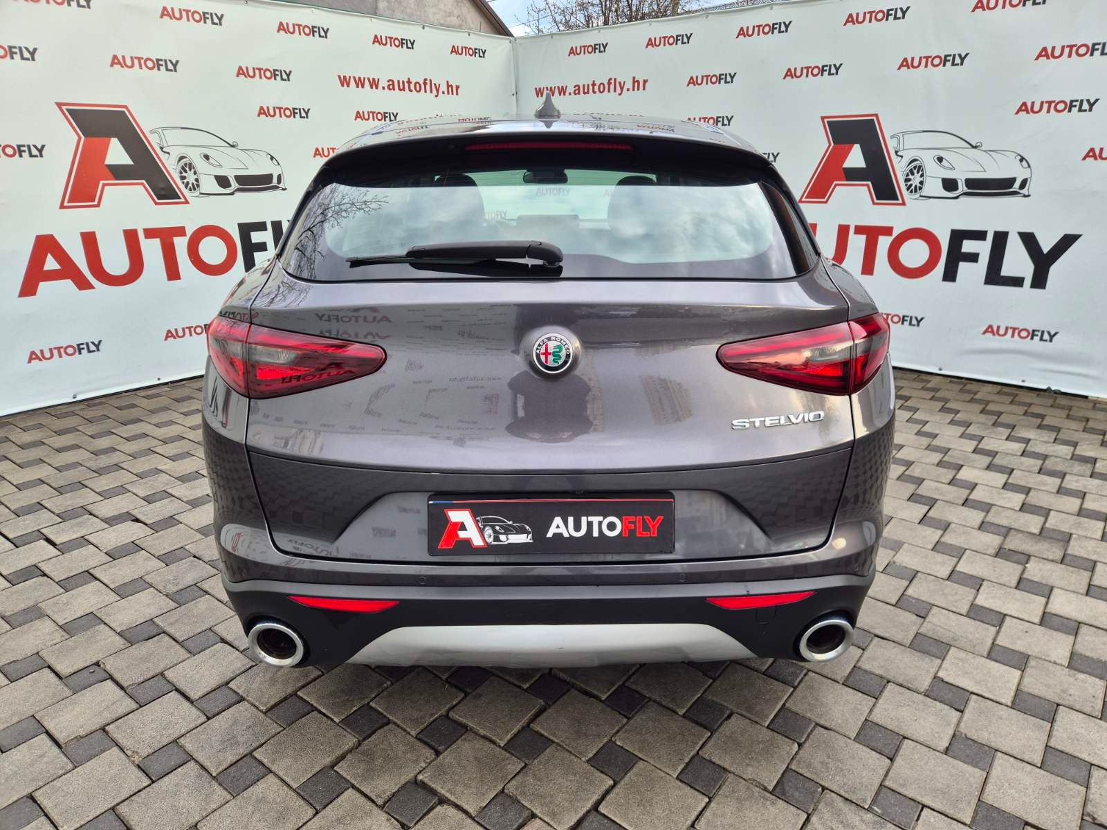 2017 Alfa Romeo Stelvio — fotografija 7