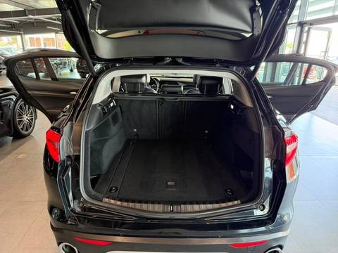 2017 Alfa Romeo Stelvio — sličica 27
