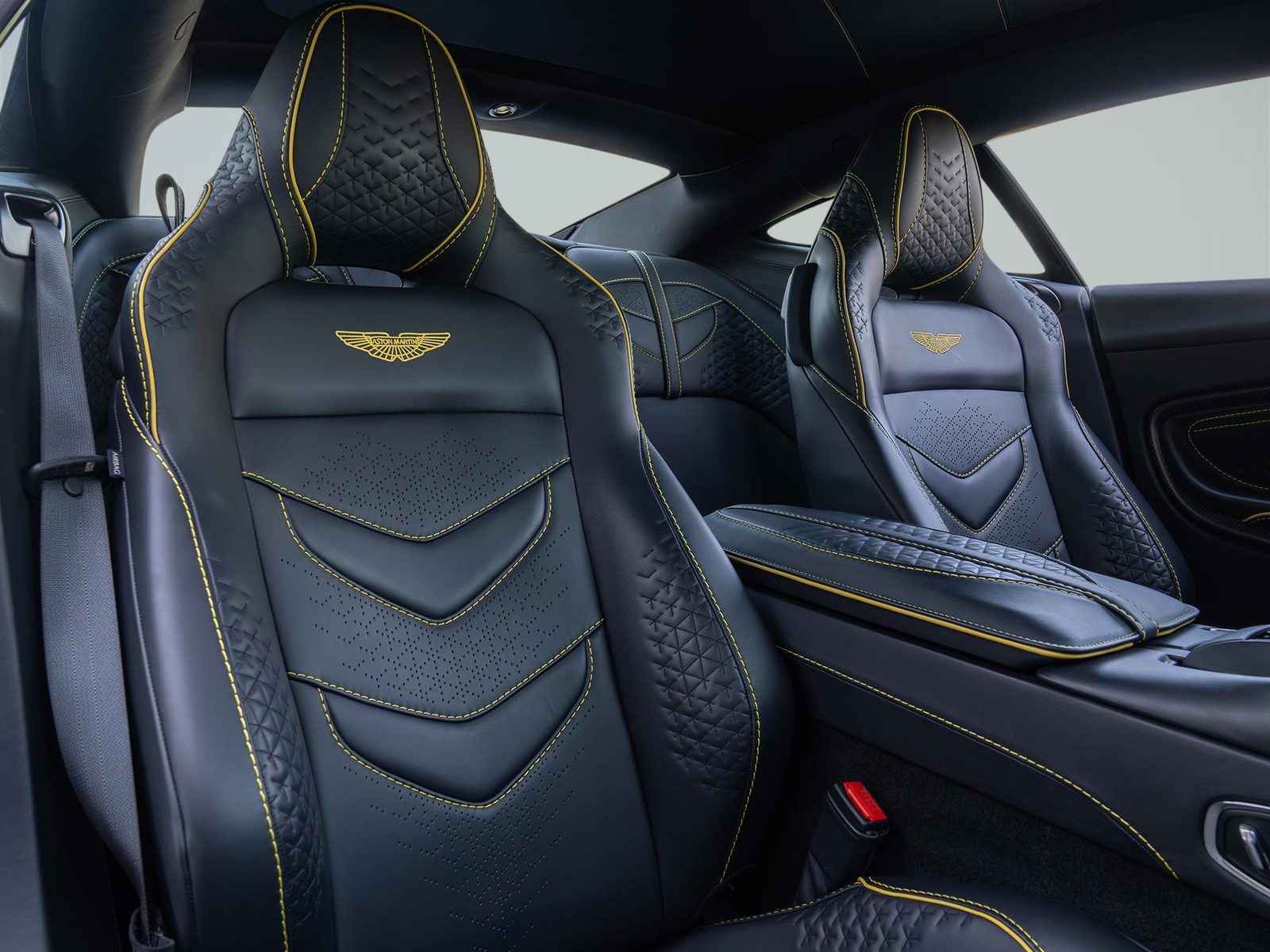 2022 Aston Martin DBS — fotografija 19