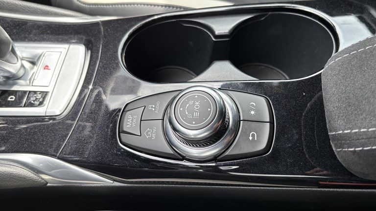 2017 Infiniti Q30 — fotografija 14