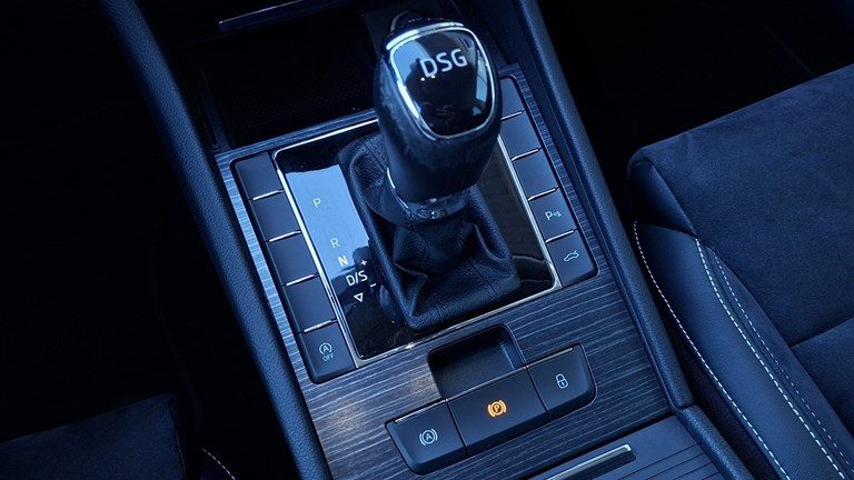 2021 Škoda Superb — fotografija 17