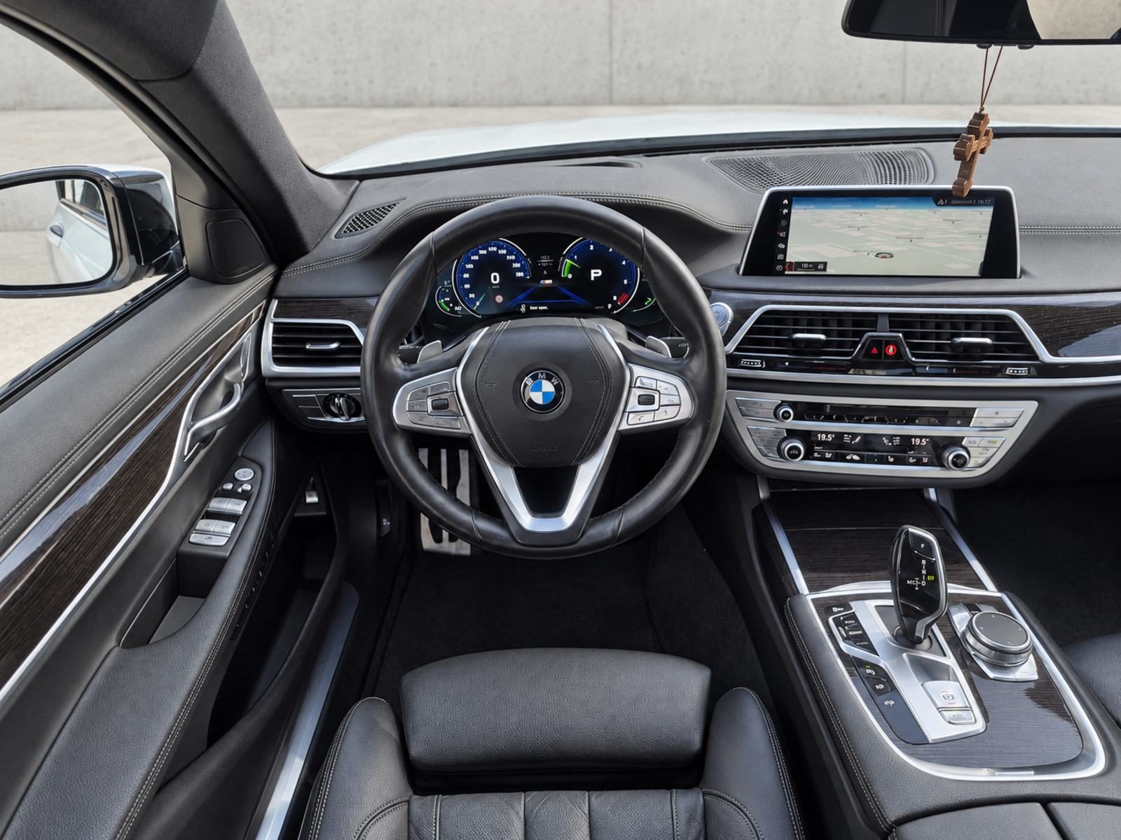 2017 BMW Serija 7 M Sport — fotografija 17