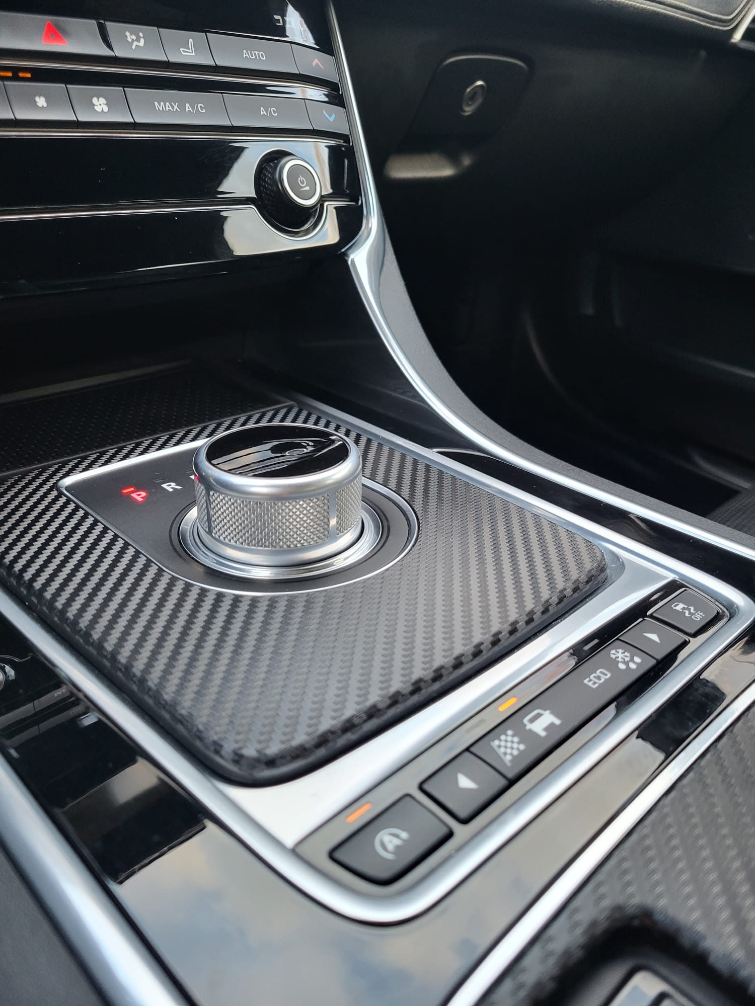 2016 Jaguar XE — fotografija 20