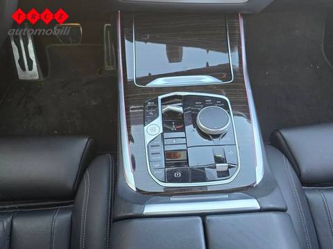 2022 BMW X7 — sličica 11