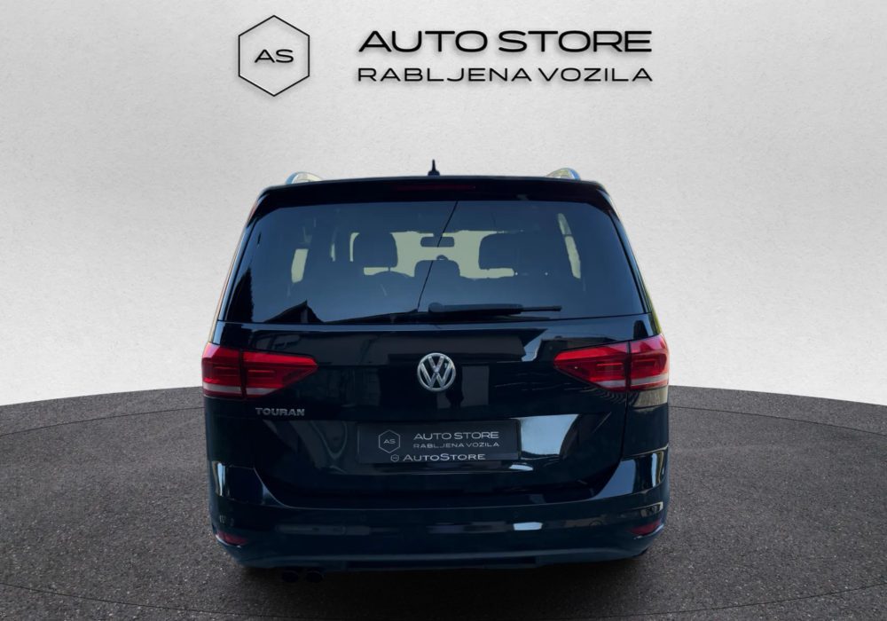 2018 Volkswagen Touran Highline — fotografija 8