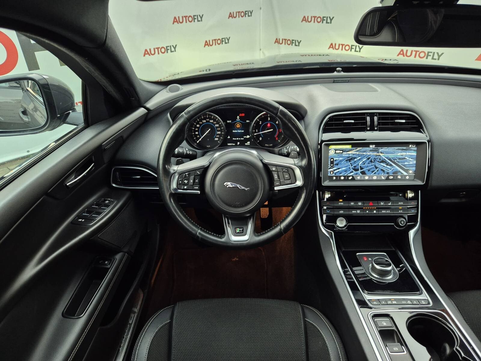 2017 Jaguar XE — fotografija 16