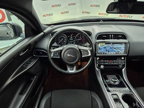 2017 Jaguar XE — sličica 16