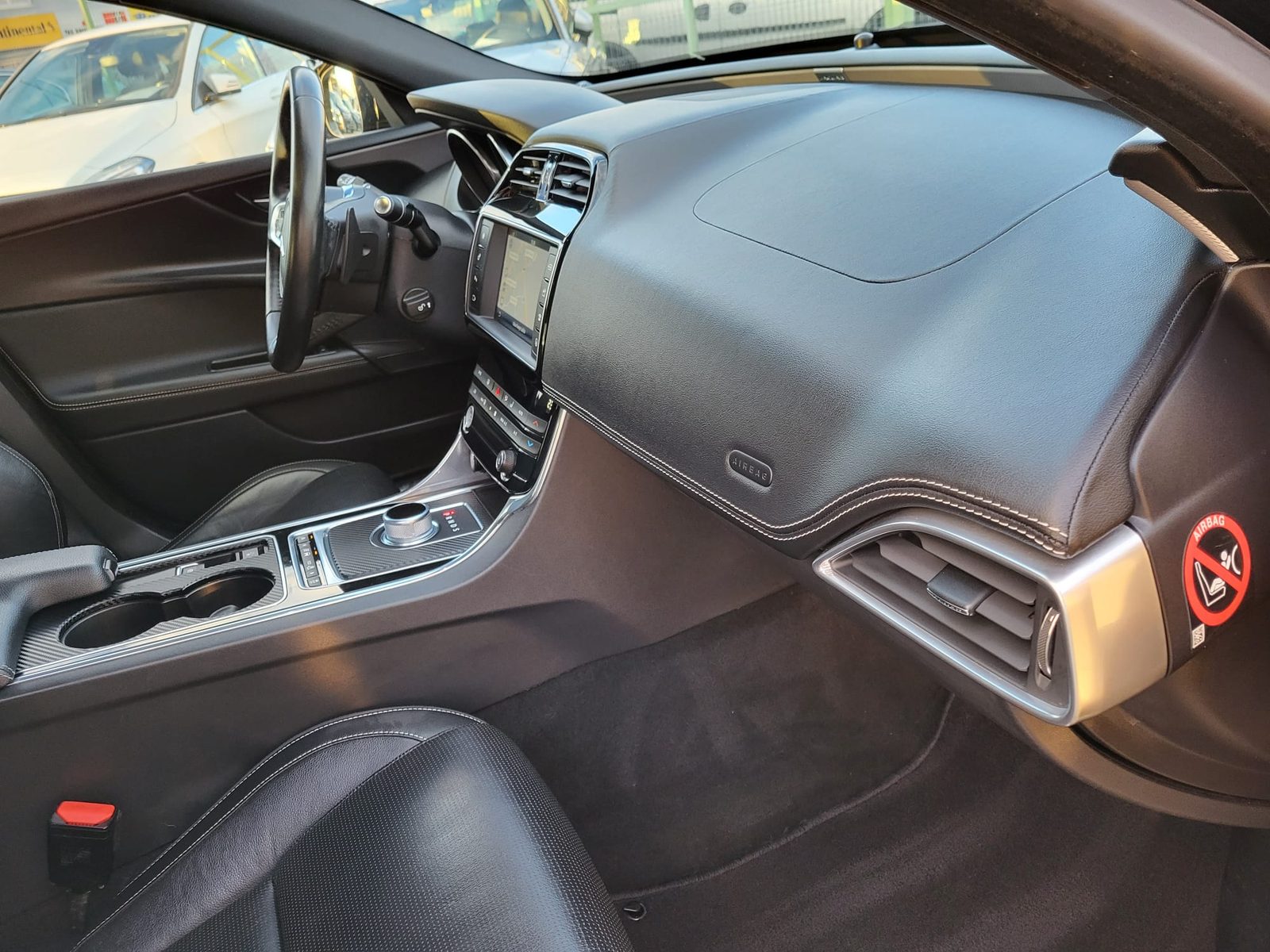 2016 Jaguar XE — fotografija 18