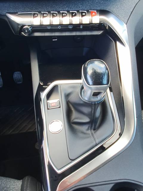 2017 Peugeot 3008 — sličica 16
