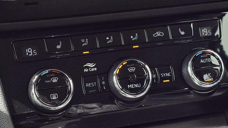 2021 Škoda Superb — fotografija 14