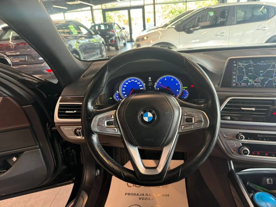 2017 BMW Serija 7 — fotografija 16