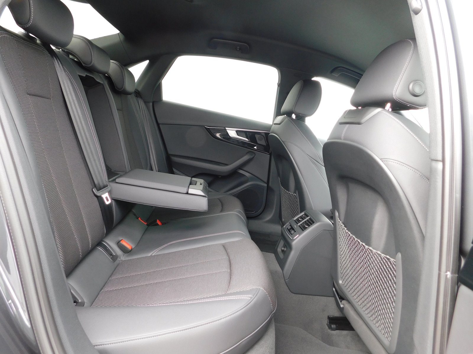 2023 Audi A4 S line — fotografija 13