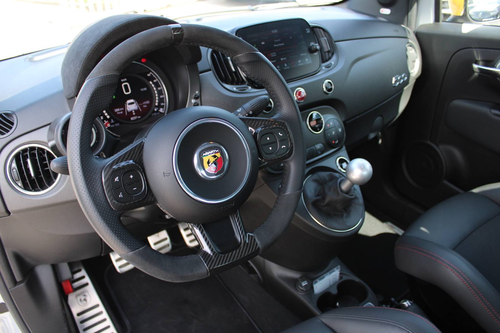 2023 Abarth 695 — fotografija 13