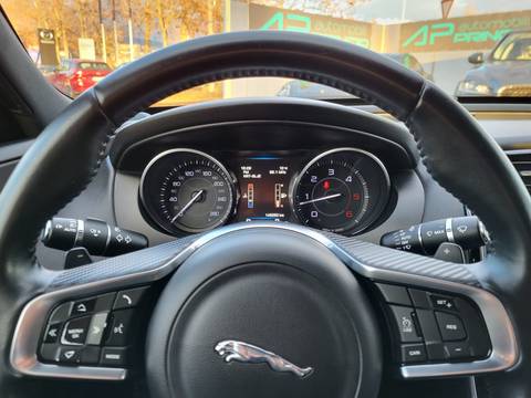 2016 Jaguar XE — sličica 11