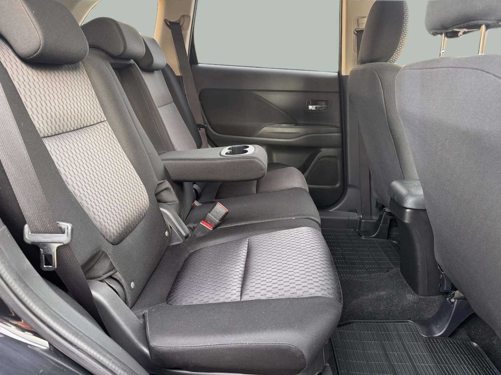 2013 Mitsubishi Outlander — fotografija 16