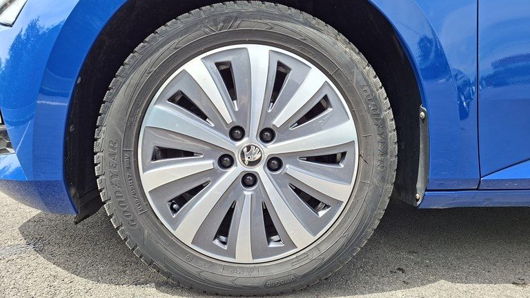2021 Škoda Superb — fotografija 28