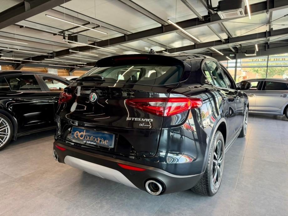 2017 Alfa Romeo Stelvio — fotografija 8