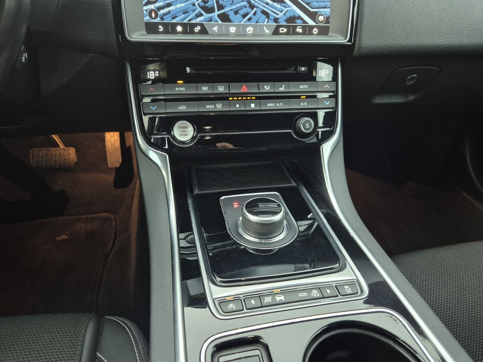 2017 Jaguar XE — fotografija 19