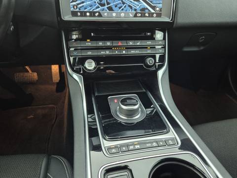 2017 Jaguar XE — sličica 19