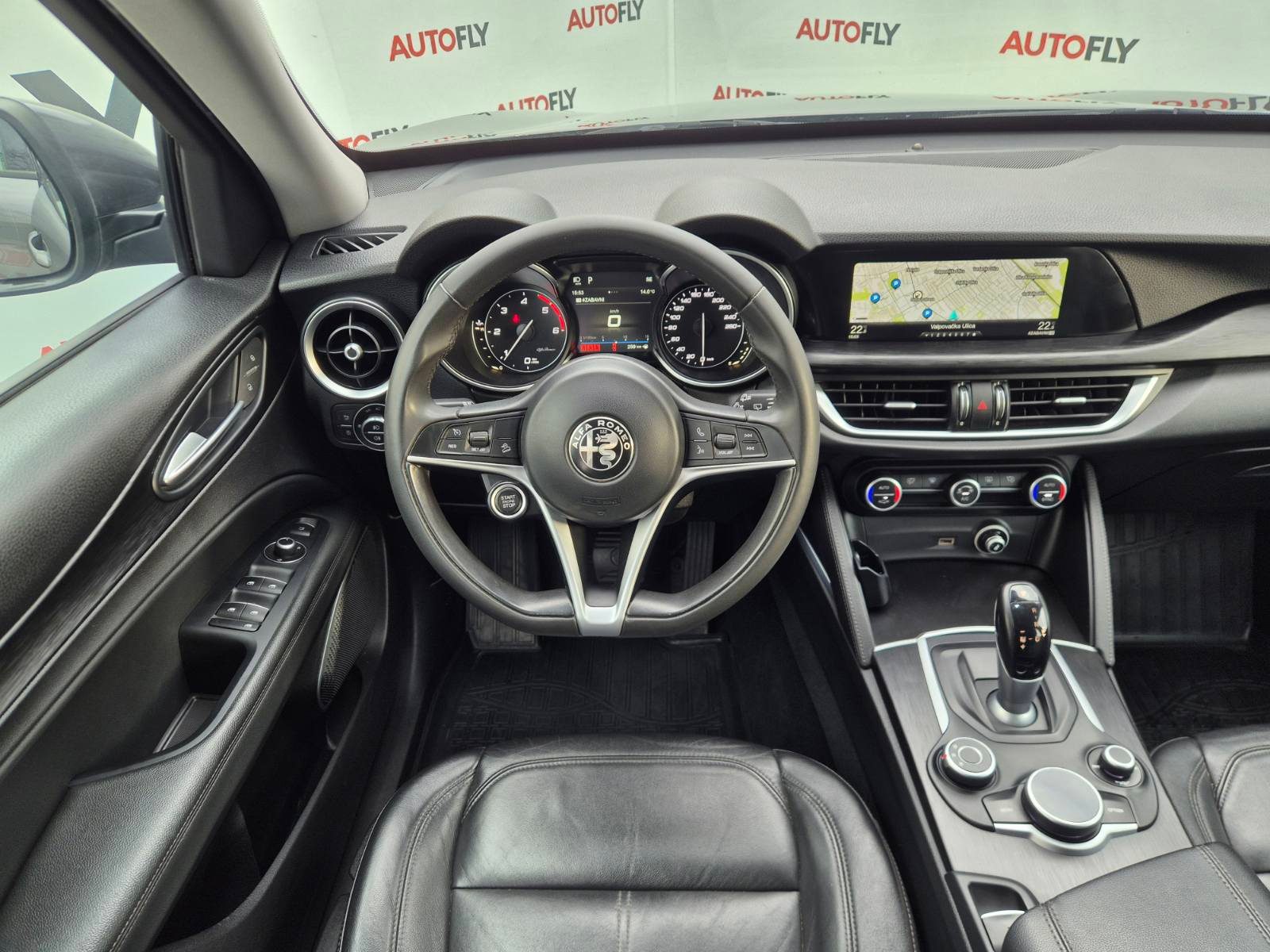 2017 Alfa Romeo Stelvio — fotografija 17