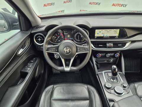 2017 Alfa Romeo Stelvio — sličica 17