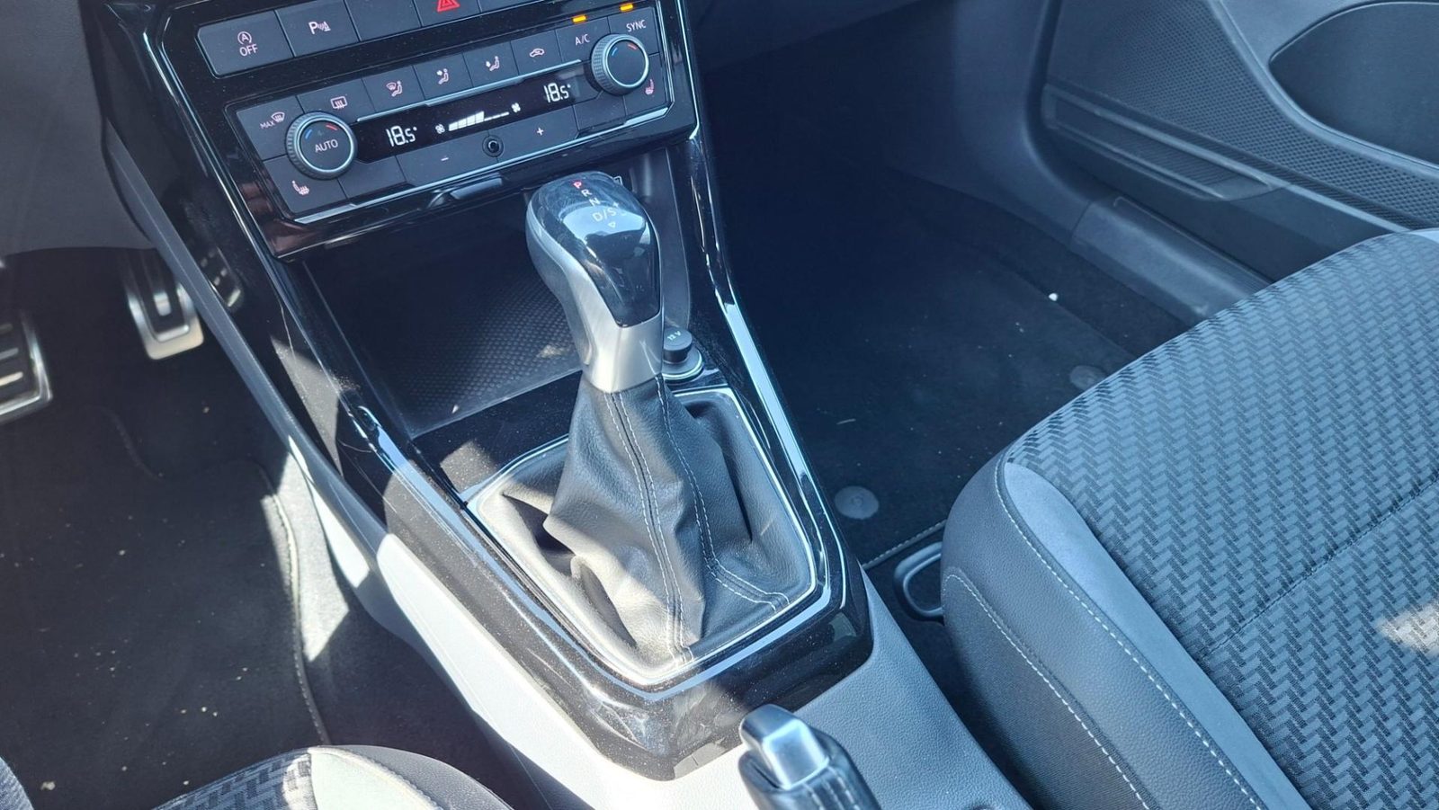 2019 Volkswagen T-Cross — fotografija 17