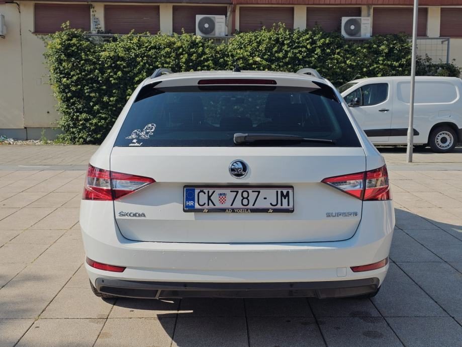 2016 Škoda Superb — fotografija 4