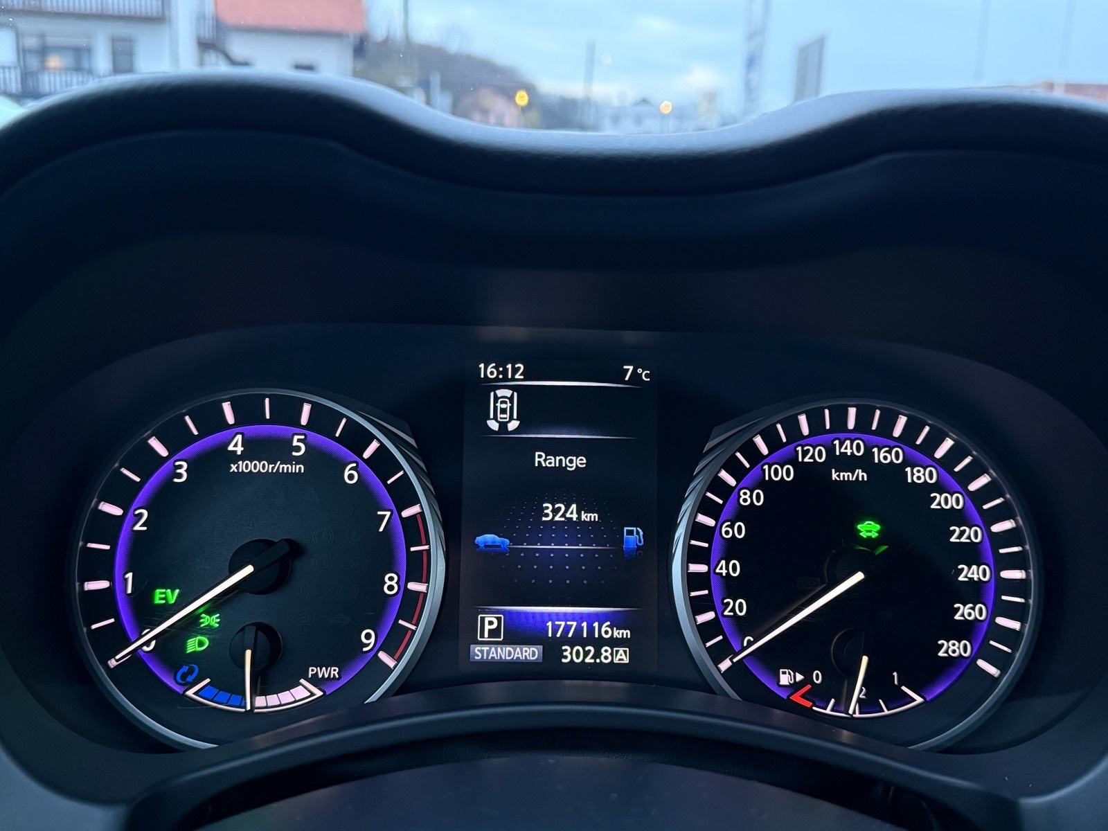 2014 Infiniti Q50 — fotografija 17