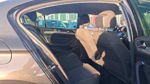 2022 Volkswagen Passat — sličica 10