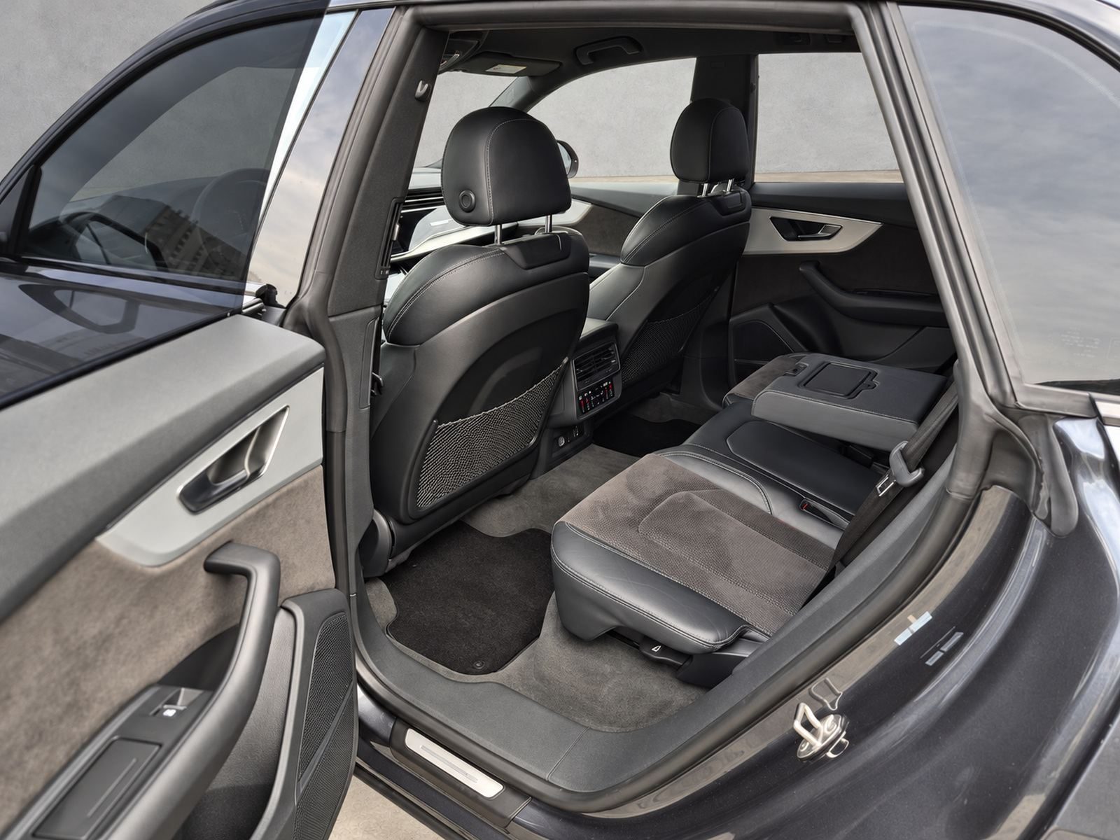 2019 Audi Q8 S line — fotografija 14