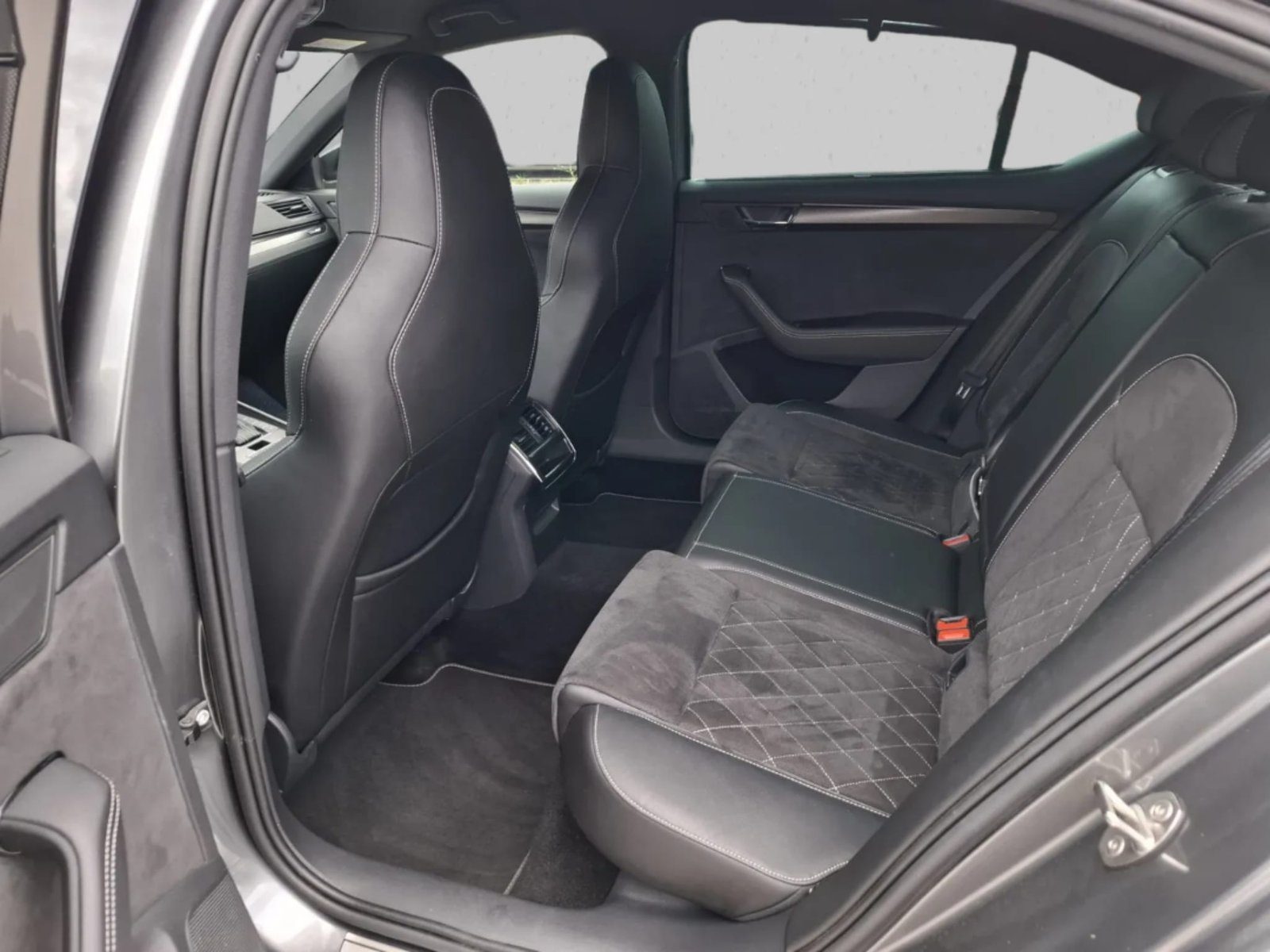 2023 Škoda Superb Sportline — fotografija 10