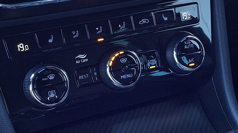 2023 Škoda Superb — fotografija 17