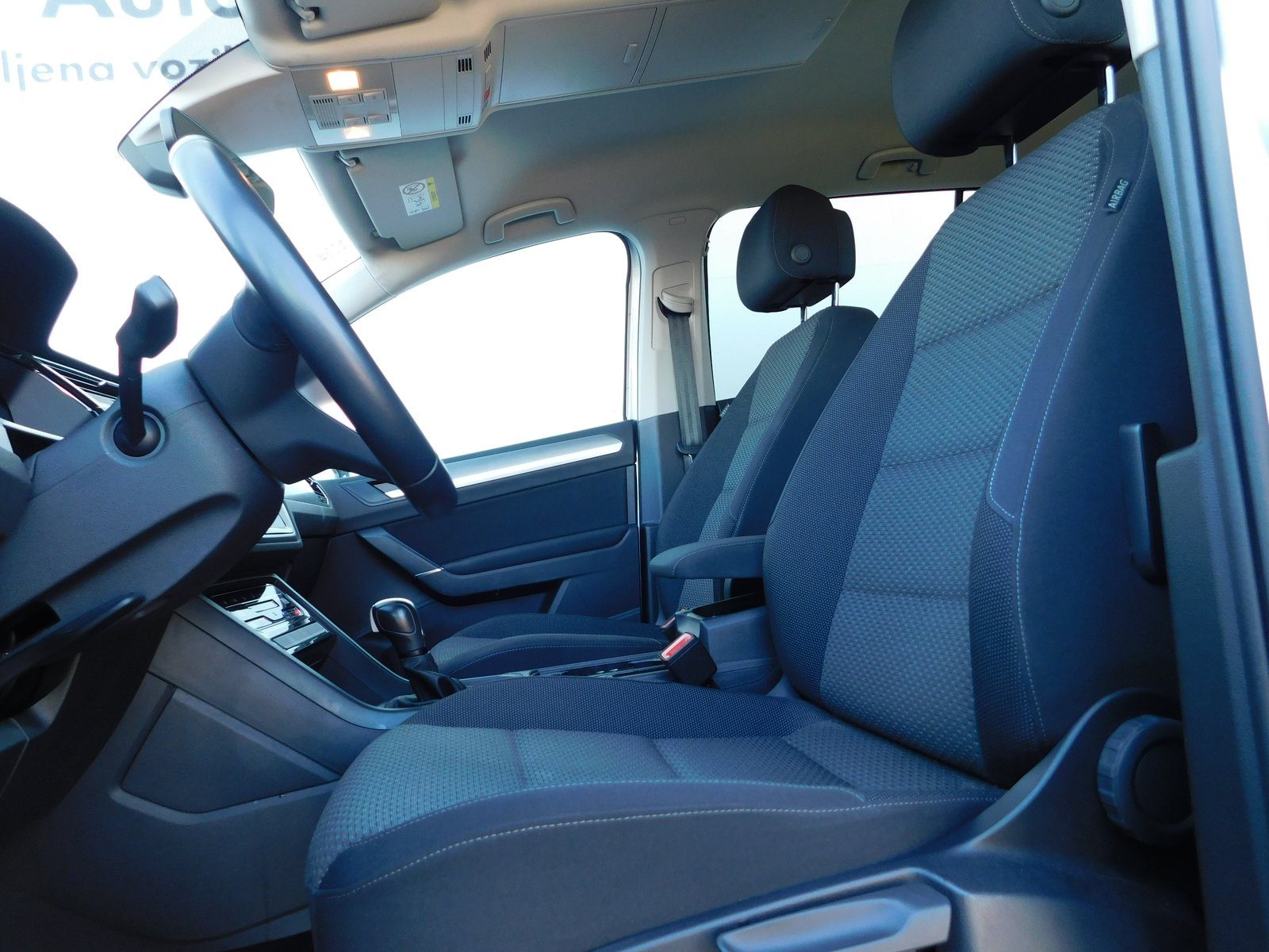 2023 Volkswagen Touran R-Line — fotografija 8