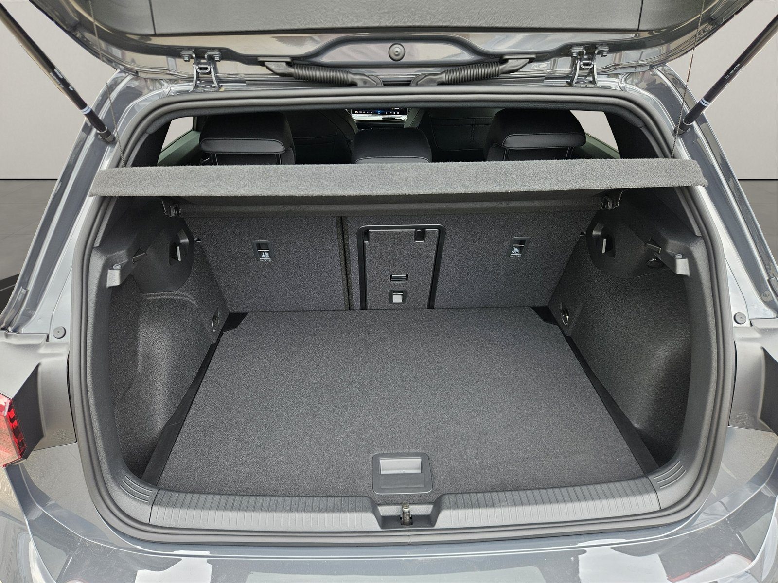2026 Volkswagen Golf R-Line — fotografija 21