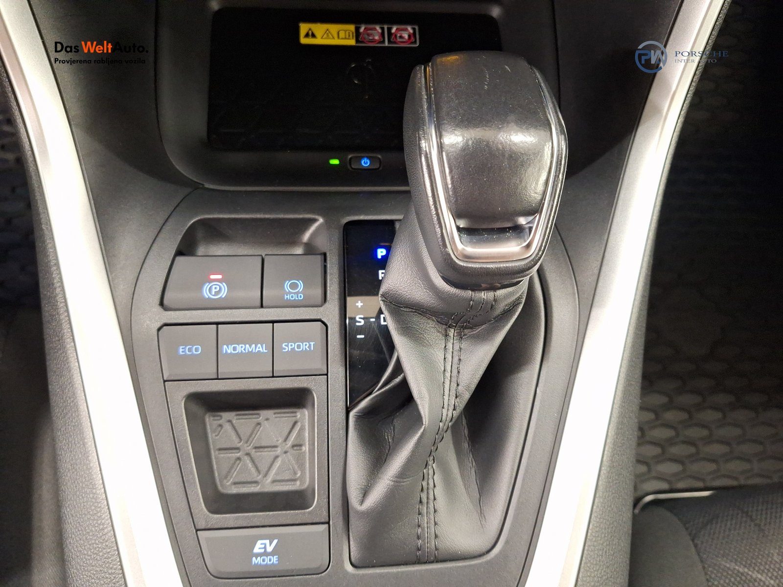 2022 Toyota RAV4 — fotografija 14