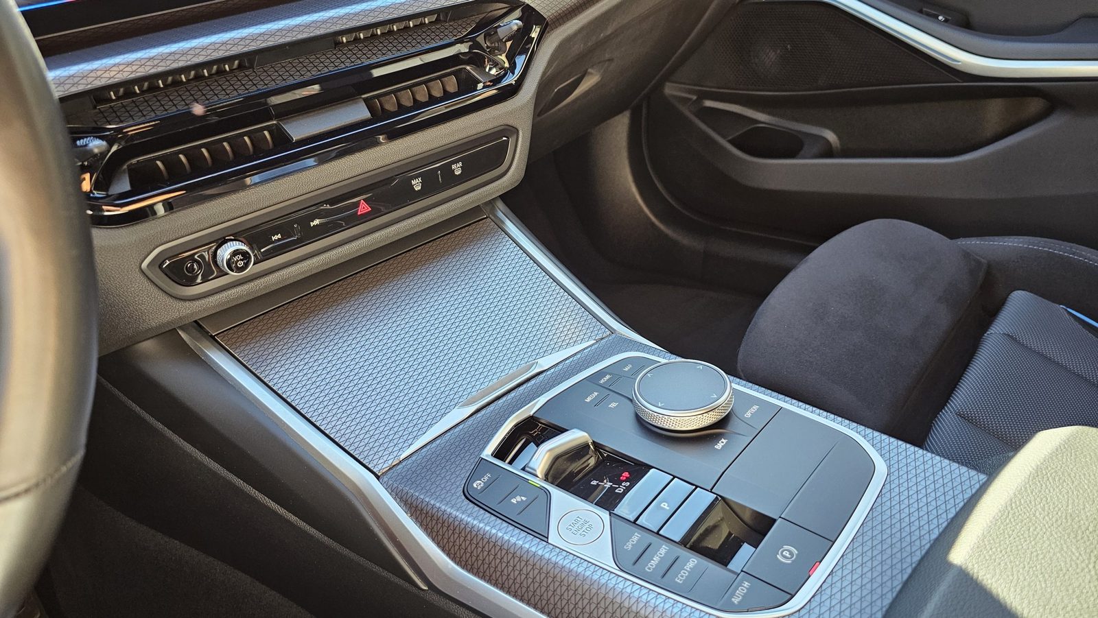 2024 BMW Serija 3 M Sport — fotografija 13