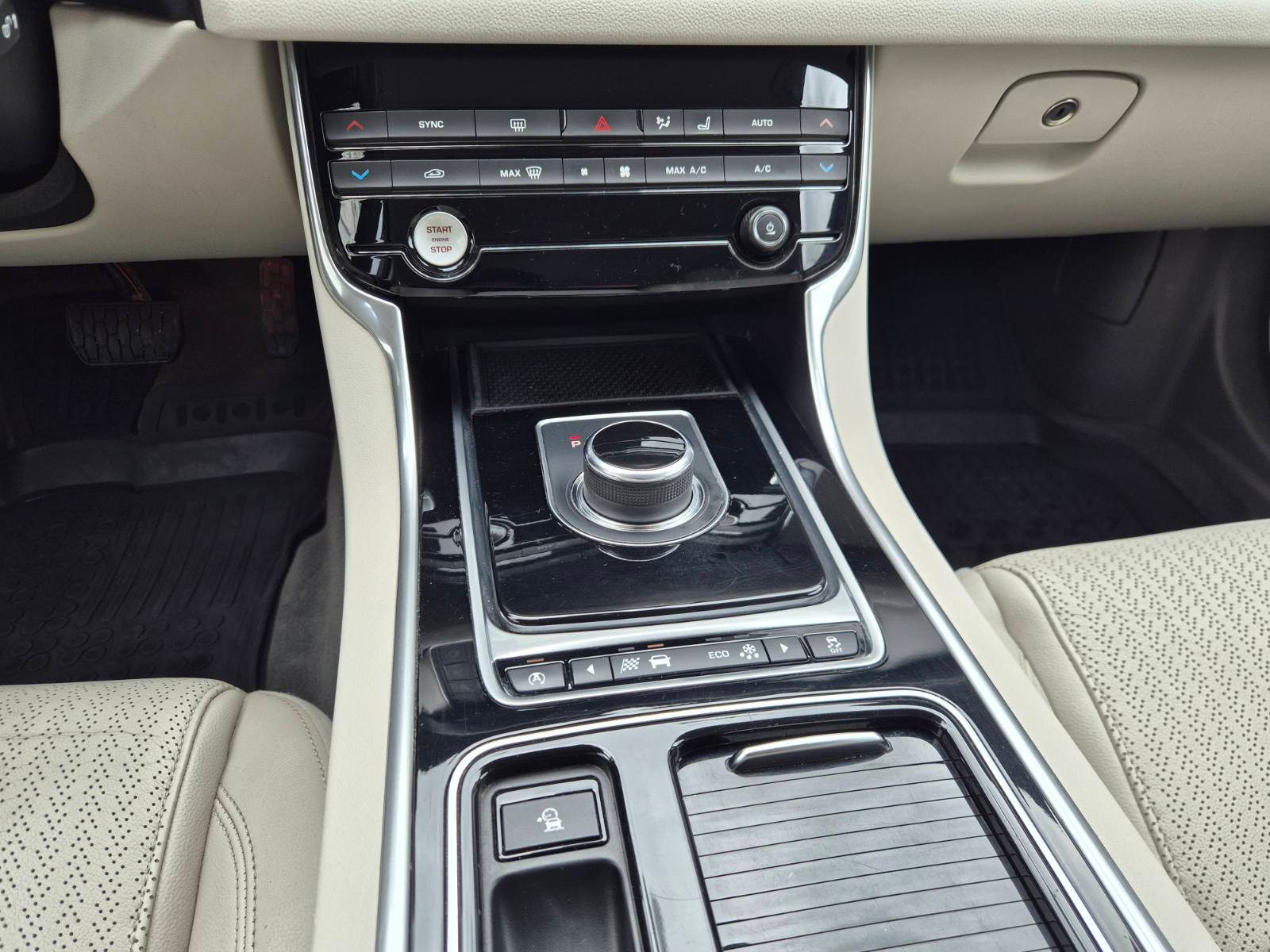 2016 Jaguar XF — fotografija 19
